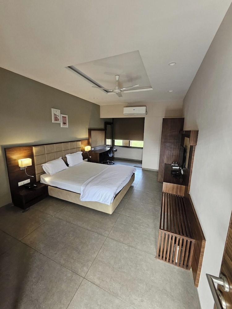 club azzurro resort nalsarovar