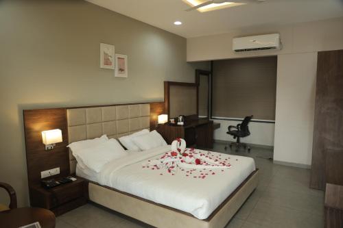 club azzurro resort nalsarovar