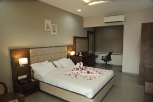 club azzurro resort nalsarovar