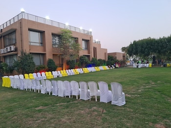 club azzurro resort nalsarovar
