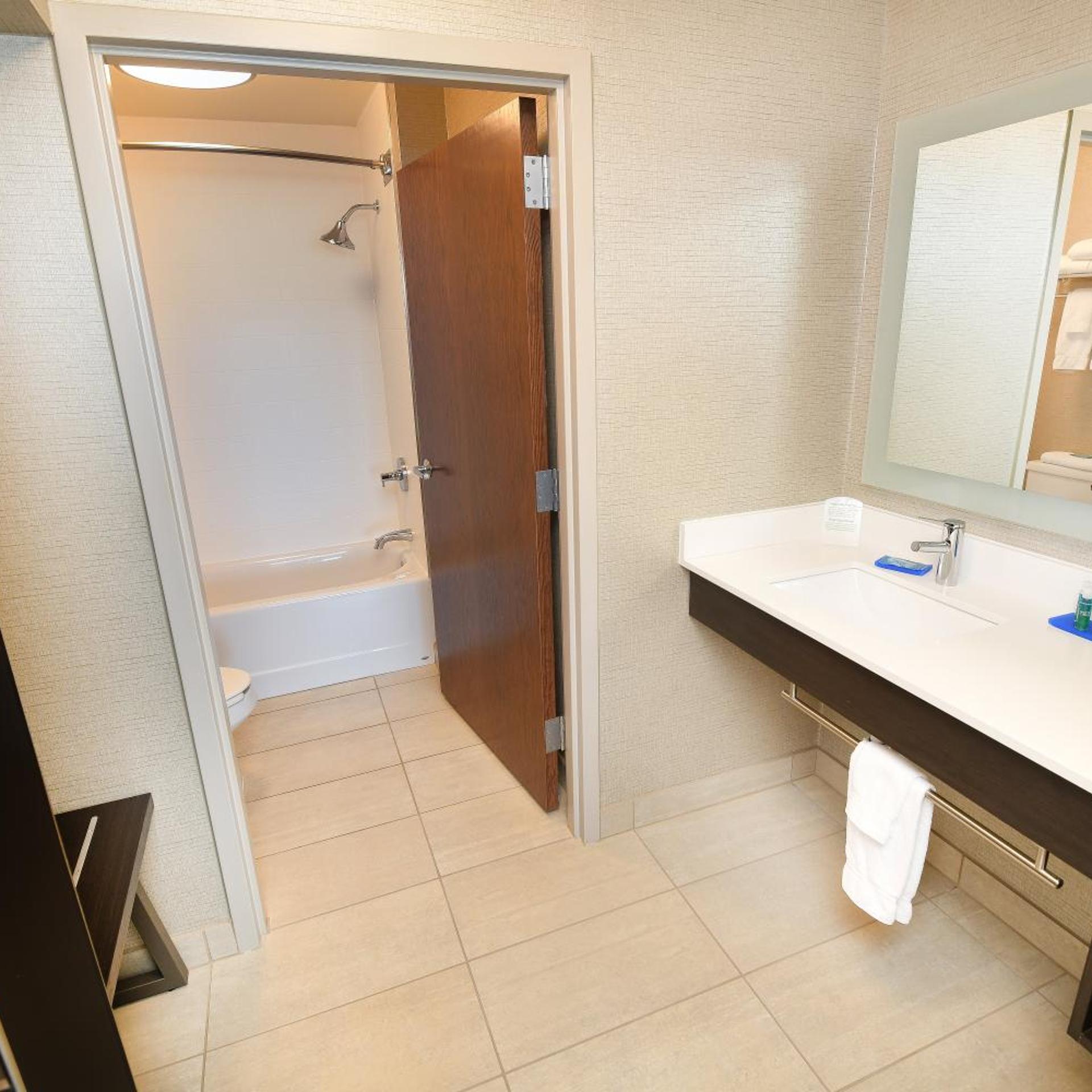 holiday inn express hotel and suites grand forks by ihg