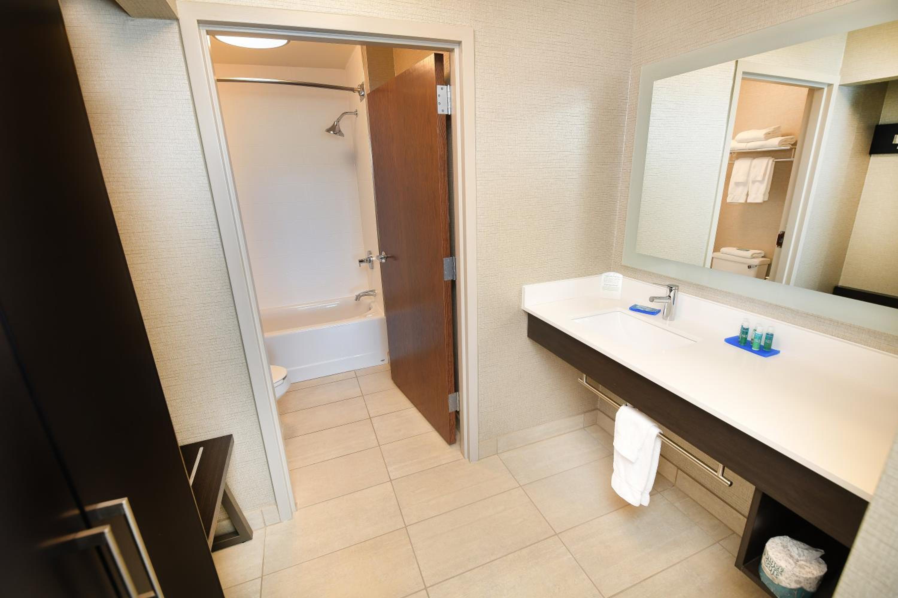 holiday inn express hotel and suites grand forks by ihg