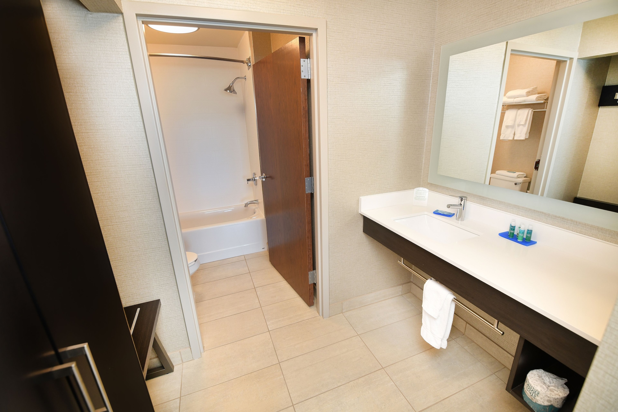 holiday inn express hotel and suites grand forks by ihg