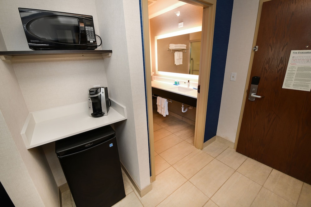 holiday inn express hotel and suites grand forks by ihg