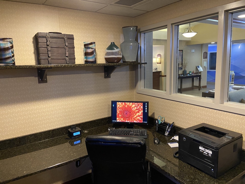 holiday inn express hotel and suites grand forks by ihg