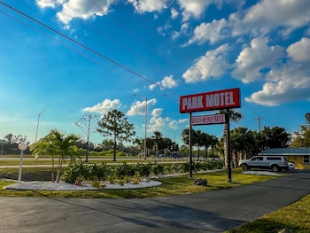 Park Motel,2020 N Tamiami Trl,3 star
