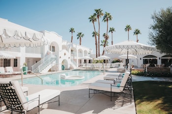 Casa Palma Hotel & Bungalows,1533 N Chaparral Rd,2 star