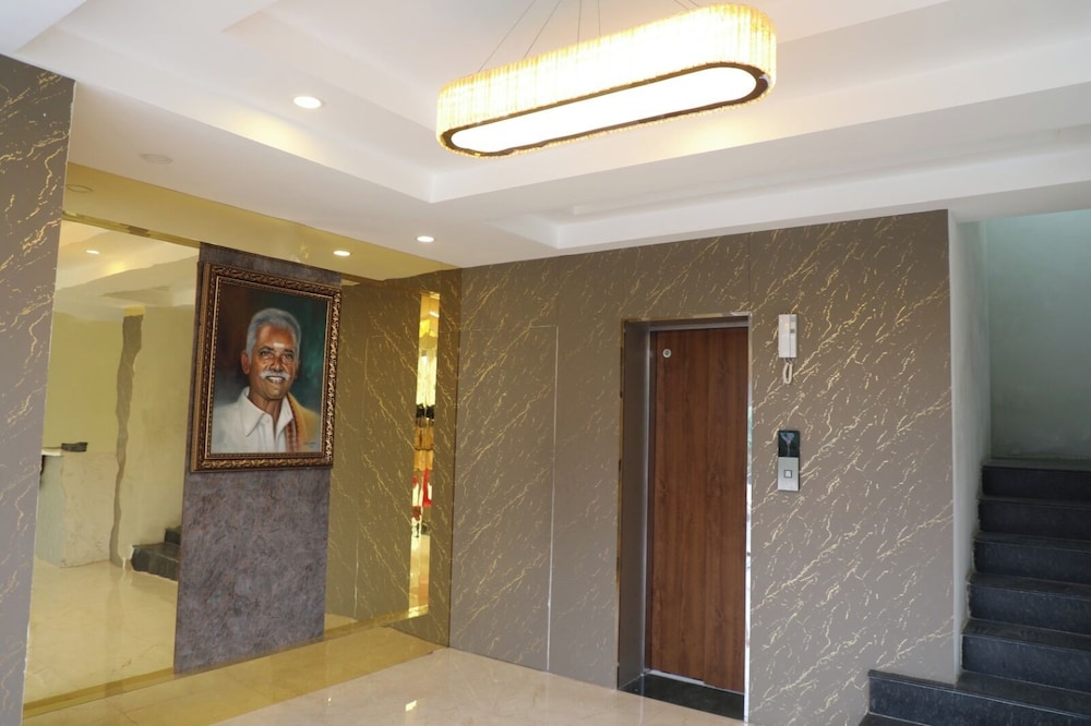 hotel green parrot