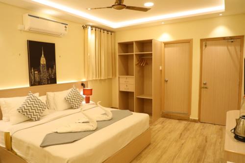 hotel green parrot