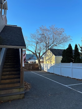Hygge House Suites,11 Charter St,2 star