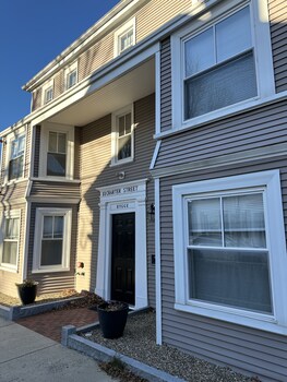 Hygge House Suites,11 Charter St,2 star