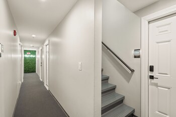 Hygge House Suites,11 Charter St,2 star
