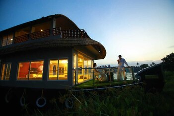 whispering waters houseboat