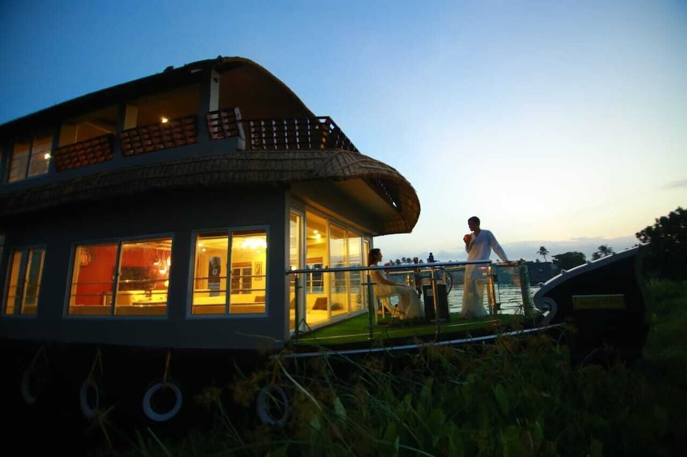 whispering waters houseboat