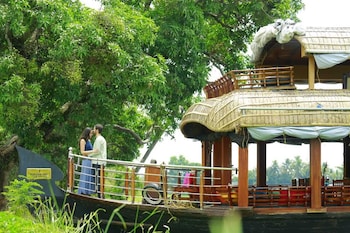 whispering waters houseboat