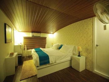 whispering waters houseboat