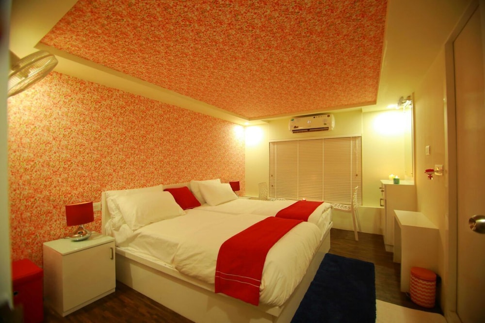 whispering waters houseboat