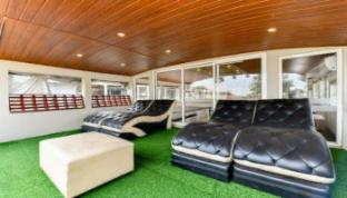 whispering waters houseboat