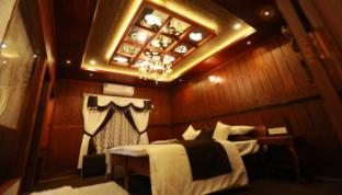 whispering waters houseboat