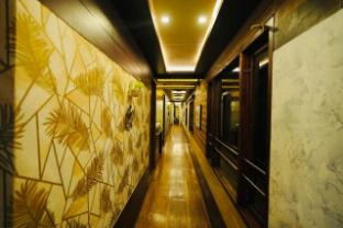 whispering waters houseboat