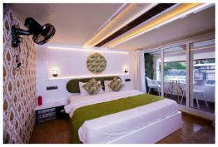 whispering waters houseboat