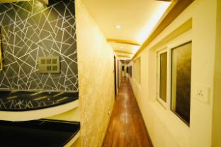 whispering waters houseboat