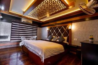 whispering waters houseboat