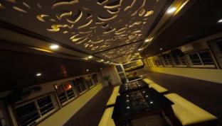 whispering waters houseboat