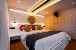 whispering waters houseboat