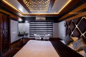 whispering waters houseboat