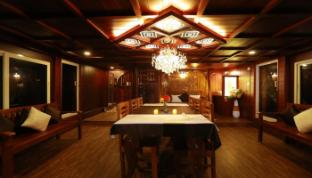 whispering waters houseboat