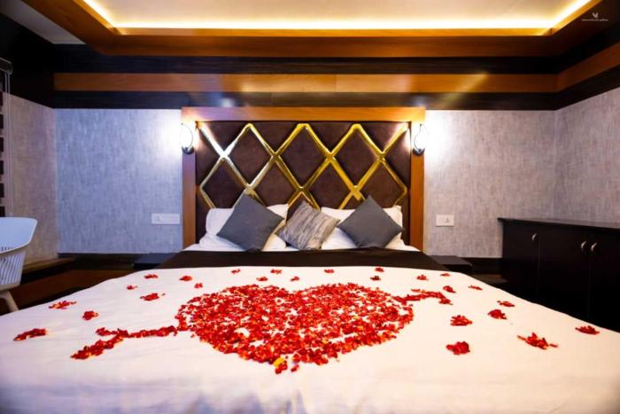 whispering waters houseboat