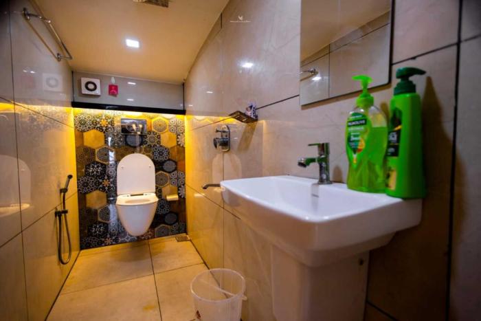 whispering waters houseboat