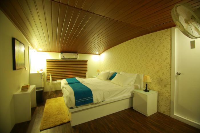 whispering waters houseboat