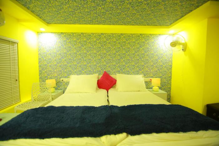 whispering waters houseboat