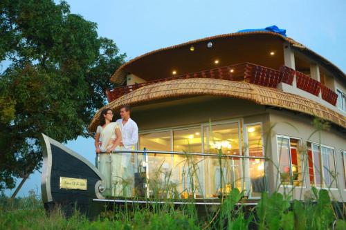 Whispering Waters Houseboat,,2 star