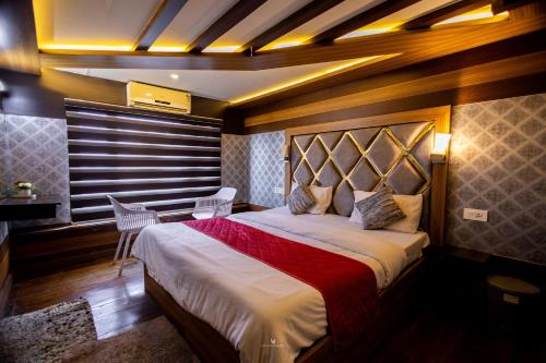 Whispering Waters Houseboat,,2 star