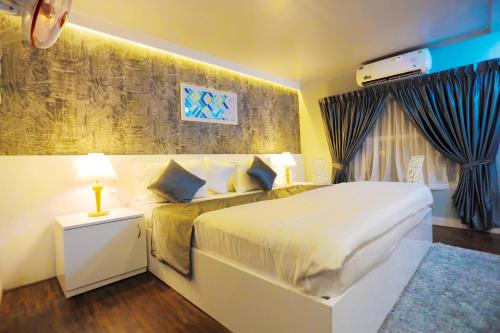 whispering waters houseboat