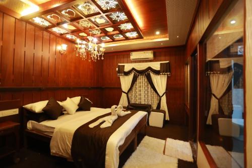 whispering waters houseboat