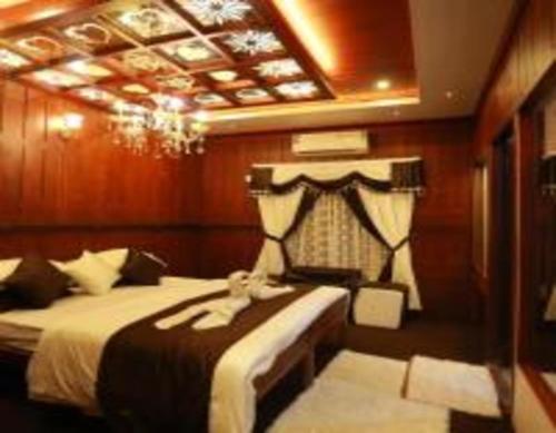 whispering waters houseboat