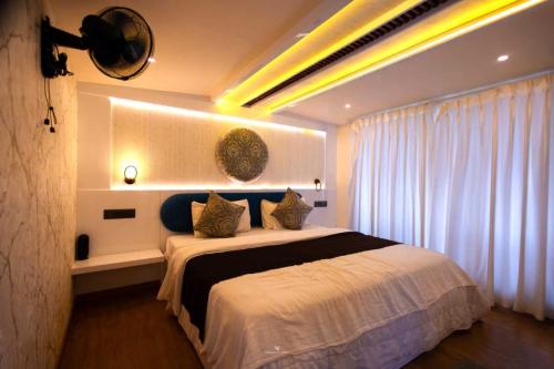 whispering waters houseboat