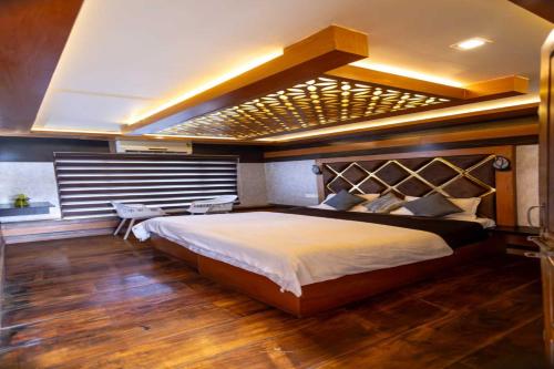 whispering waters houseboat