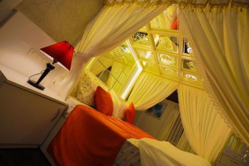 Whispering Waters Houseboat,,2 star