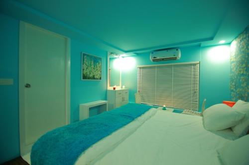 whispering waters houseboat