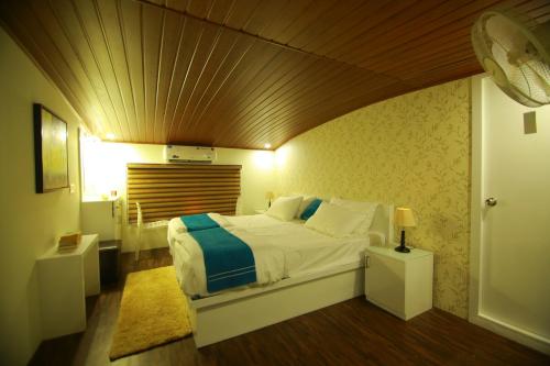 whispering waters houseboat