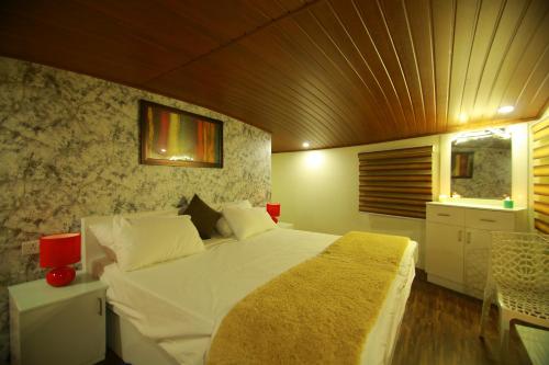 whispering waters houseboat