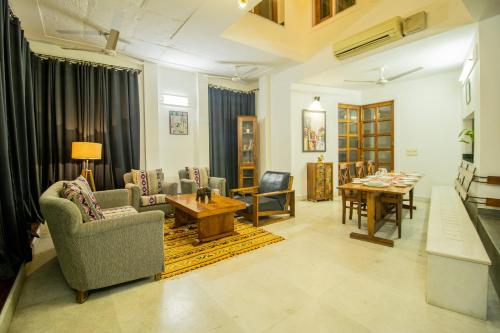 opulent antique 6br villa in gurugram