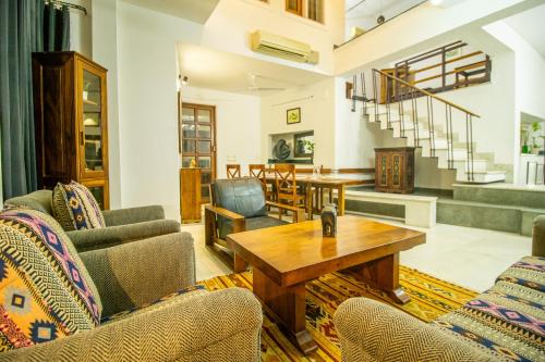 opulent antique 6br villa in gurugram