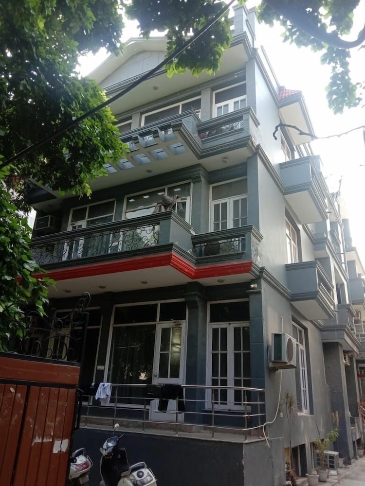 hotel royal india dlf phase 2