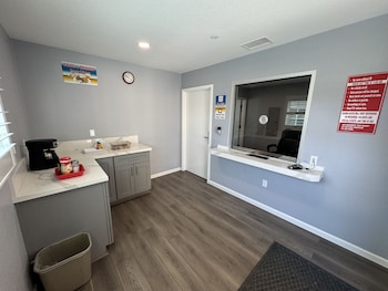 Dutch Motel,25252 Redlands Blvd,2 star